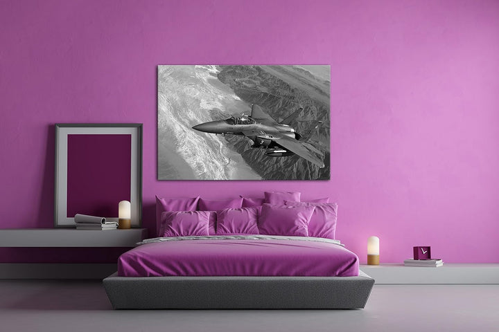 gewaltiger Kampfjet über den Bergen Effekt: Schwarz/Weiss im Format: 80x60 als Leinwandbild, Motiv f