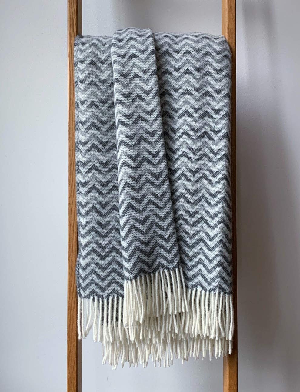 JOWOLLINA Jacquard Plaid Zig-Zag-Welle 100% feine Norwegische Wolle (anthrazit/grau, 130x180 cm) Ant