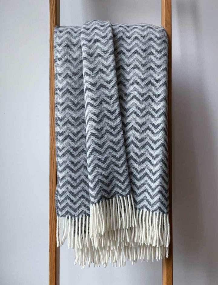 JOWOLLINA Jacquard Plaid Zig-Zag-Welle 100% feine Norwegische Wolle (anthrazit/grau, 130x180 cm) Ant