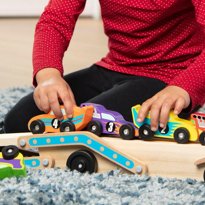 Melissa & Doug Rennwagenlaster aus Holz, Rennwagenlaster