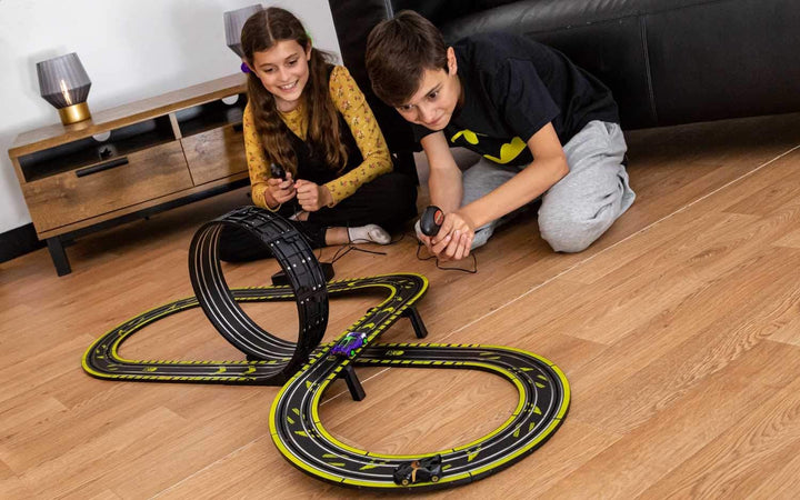 Micro Scalextric Batman vs Joker im Set, batteriebetriebenes Rennset, Batman vs Joker