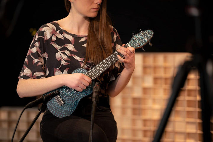 Ortega Guitars Sopran Ukulele blau - Keiki K2 - Starterkit inklusive Tuner, Gurt, 5 Medium Plektren