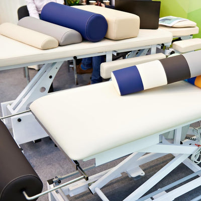 ATC Handels GmbH Stufen-Lagerungskissen 50 x 25 x 20cm aus qualitativem Ether-Schaum mit Kunstlederb