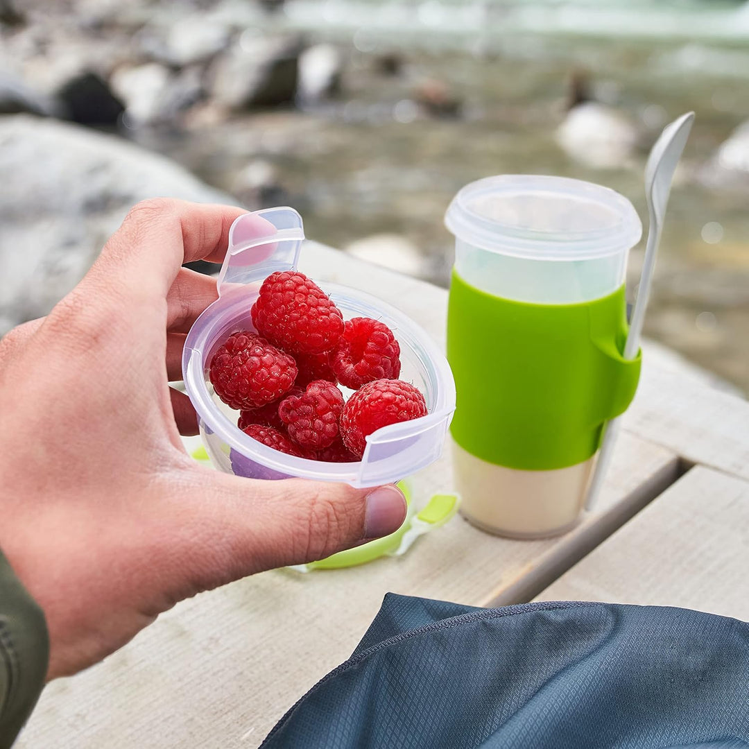 EMSA Clip & Go Yoghurtbecher, 0,45 L, rund, inklusive Löffel und Topping-Fach, 100 Prozent dicht, mi