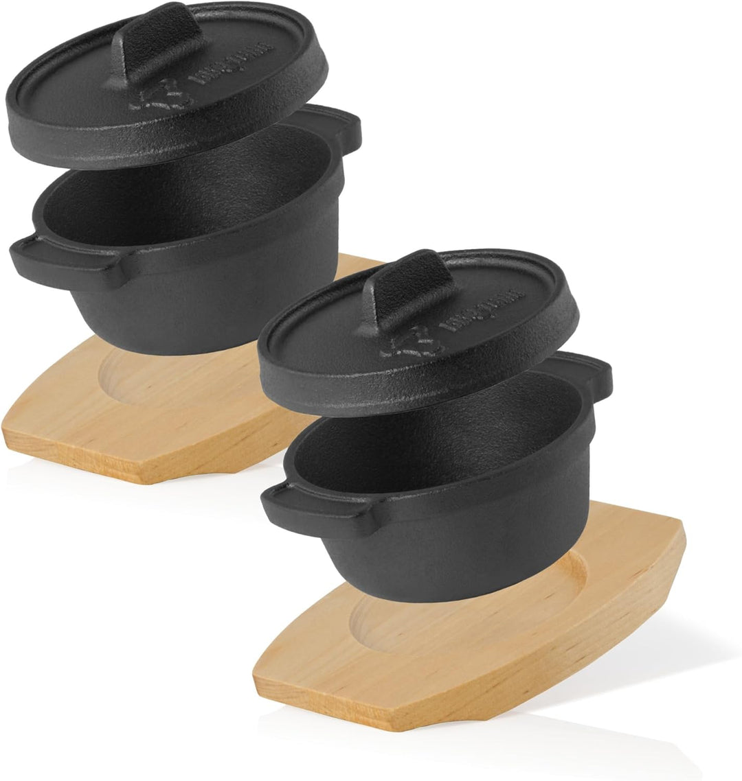 BBQ-Toro Mini Dutch Oven (2 Stück) | Ø 11 cm | Gusseisen Serviertopf mit Holzunterlage | bereits ein