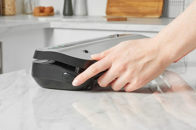 FoodSaver Space Saving Vacuum Sealer Machine | hält Essen bis zu 5-mal länger frisch* | spart 50 % m