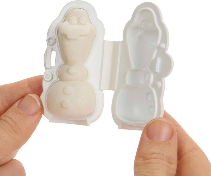 Mattel Spielzeug aus Disney „Die Eiskönigin“, Puppe (14 cm) der Jungen ELSA im Nachthemd mit Knete,