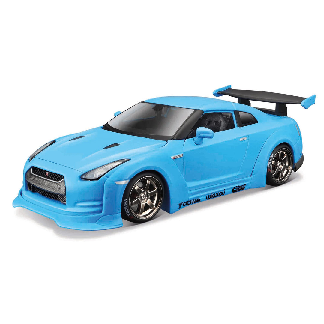 Maisto M32526B 1:24 Design Collection 2009 Nissan GT-R, farbig Sortiert