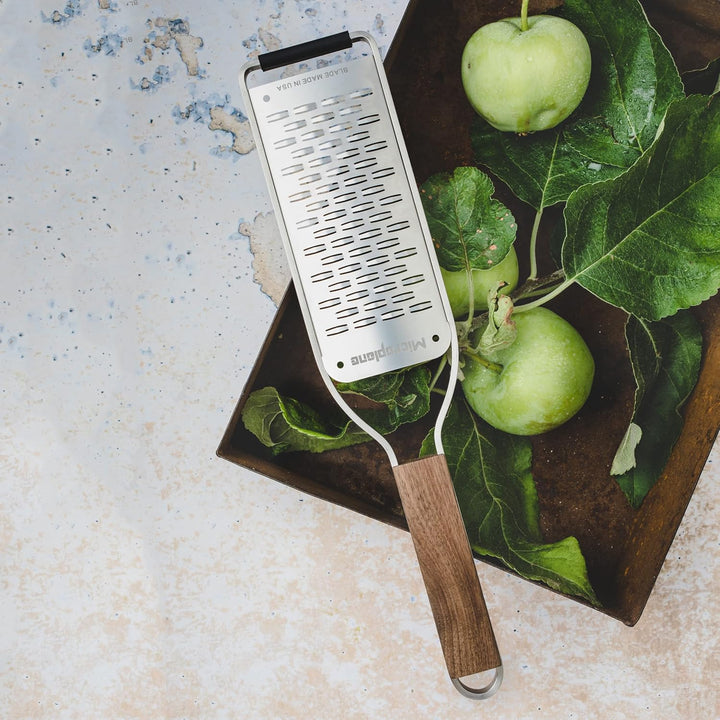 Microplane 2-Wege-Schneide Küchenreibe für Hartkäse, Apfel, Karotte, Zucchini & Schokolade aus der M