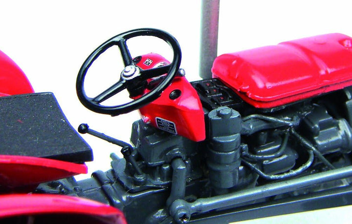 Universal Hobbies - 2701 - Massey Fergusson 35X 1:32 ;