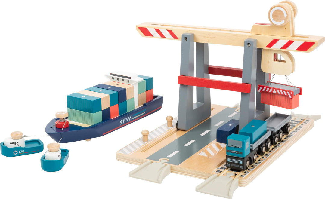 small foot Containerterminal aus Holz, mit beweglicher Containerbrücke, Schiff und Zubehör, ab 3 Jah
