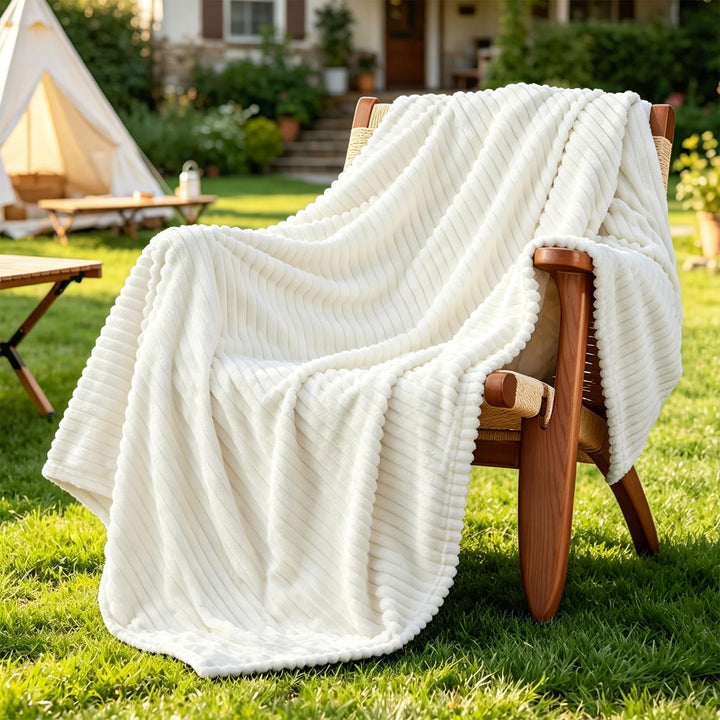 QOFLY Soft Kuscheldecke weiss 150x200 cm Geschenkverpackung Hochwertige, Flauschige Fleecedecke als