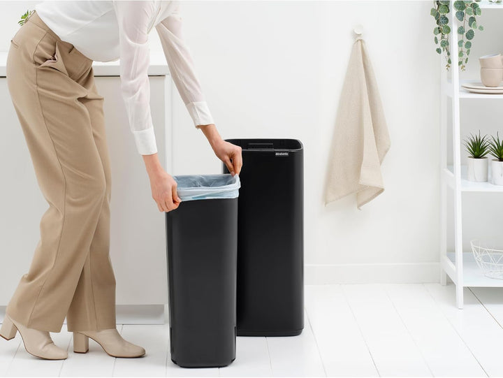 Brabantia Bo Touch Bin Küchenmülleimer 30 L (mattschwarz), platzsparender Abfalleimer mit Soft-Touch