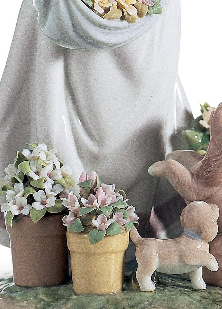 LLADRÓ Mädchen-Figur Zärtliches Spiel Im Garten. Mädchen Mit Blumen. Porzellan.