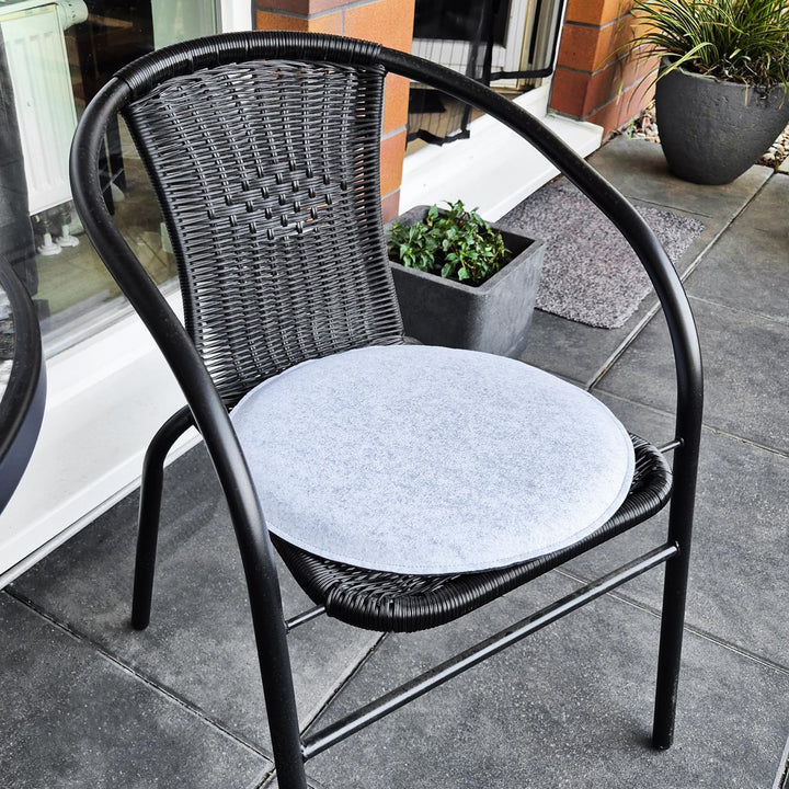 COM-FOUR® 4X Sitzkissen aus Filz - gepolstertes Stuhlkissen - runde Sitzpolsterauflage für Esszimmer