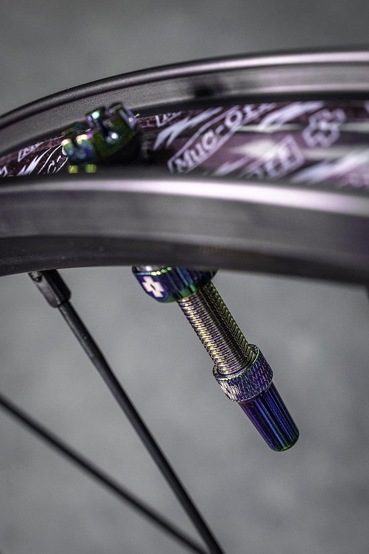 Muc-Off Unisex-Erwachsene Regenbogenfarbige, 44 mm Presta Tubeless Ventile, 44mm Bundle mit Reifendi