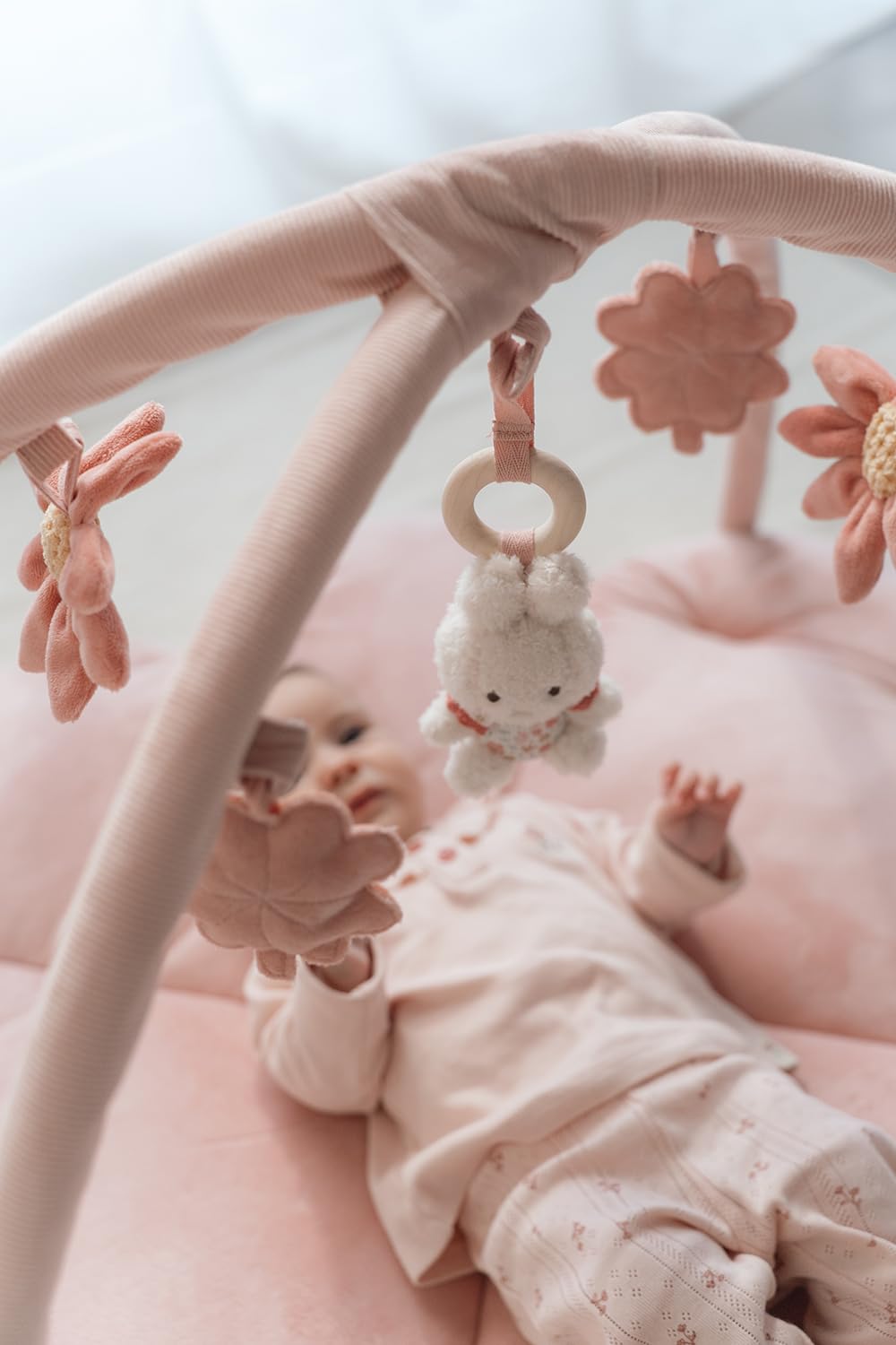 nijntje miffy x Little Dutch Krabbeldecke mit Spielbogen Activity Baby Hase Miffy rosa - Lucky Bloss