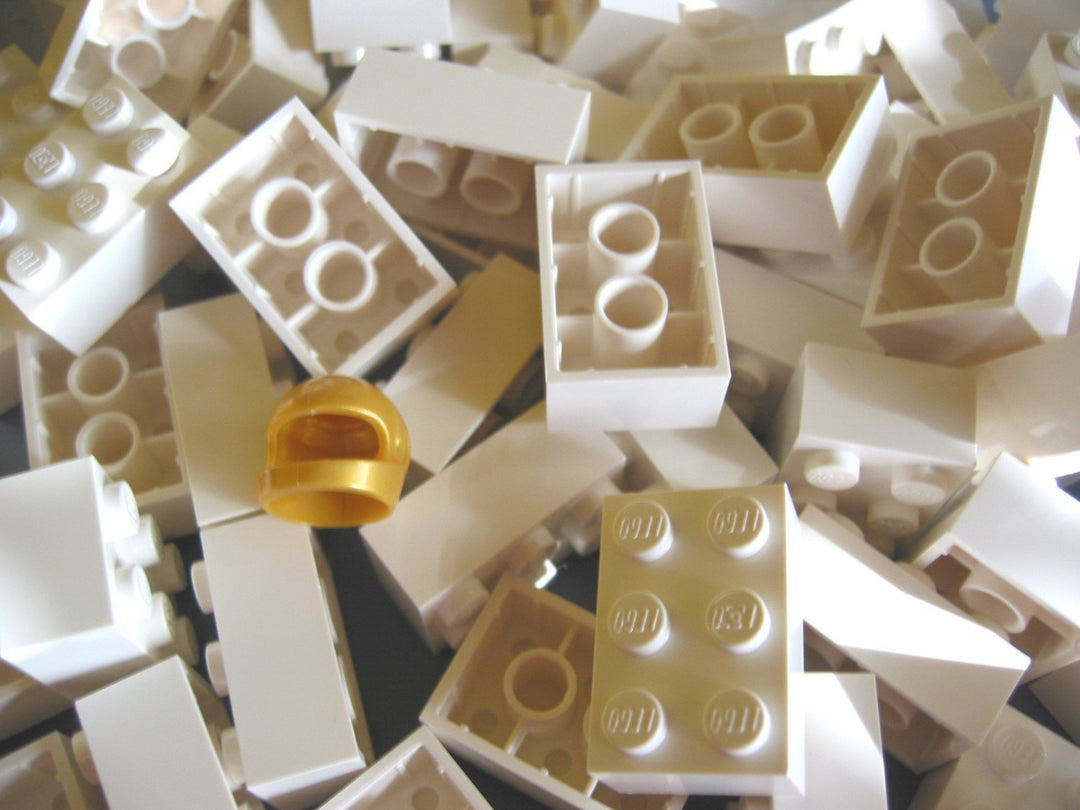 LEGO CITY - 50 Steine in weiss mit 2x3 Noppen plus 1 Helm in gold