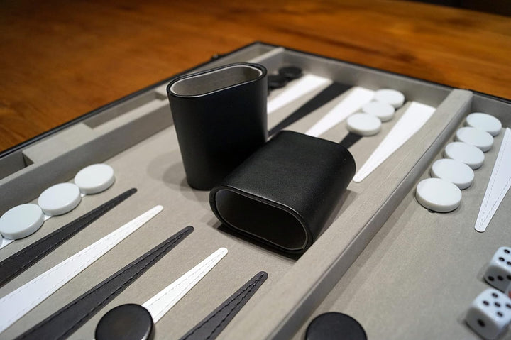 PrimoGames Koffer Backgammon Attaché Kunstleder - Edles Kofferspiel mit Filz Bezug und fein aufgenäh