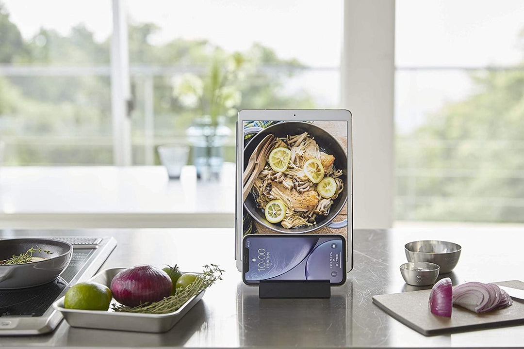 Yamazaki 5275 Tower Tablet- & Smartphone-Ständer, schwarz, Aluminium/Silikon, Minimalistisches Desig