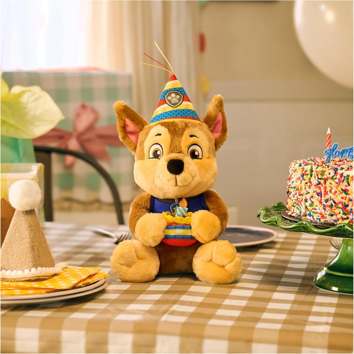 PAW PATROL Chase Kuscheltier im Geburtstagsoutfit, ab 3 Jahren | 23 cm gross | Mit Partyhut & Plüsch