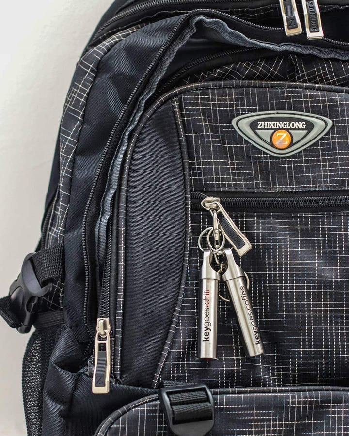 Keygoes:salty Edelstahl Schlüsselanhänger - Salzstreuer | Kommt mit zwei exclusiv salz Nachfüllungen