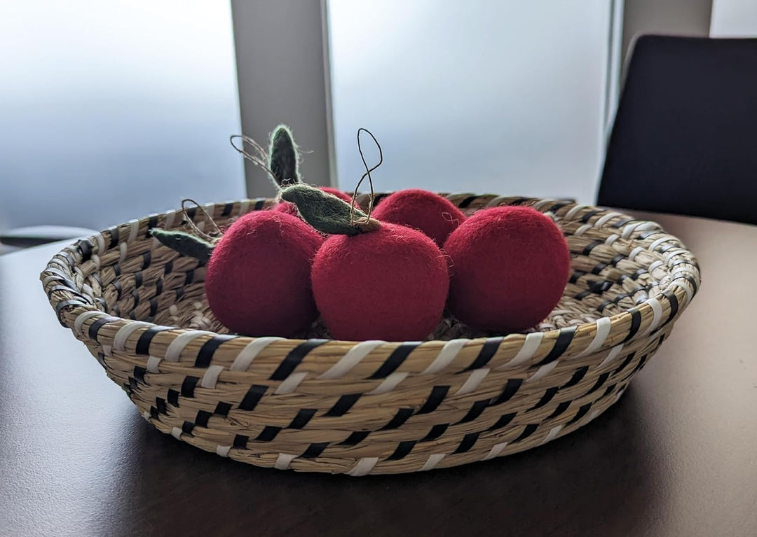5 Äpfel in Originalgrösse (7cm) aus Filz handgearbeitet mit Aufhängung. Tisch - Deko mit künstlichem
