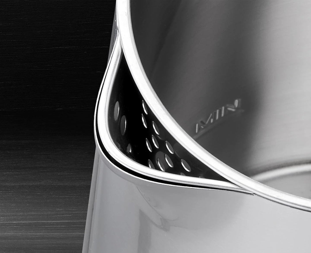 Trisa Wasserkocher Edelstahl 1,5L Silber, Doppelwandig und Cool-Touch,Strix, Silber