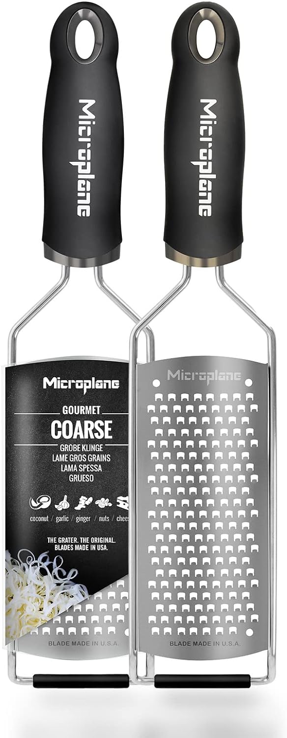 Microplane Küchenreibe Grob für Käse, Karotte, Ingwer, Kokosnuss und Meerrettich in Schwarz mit Edel