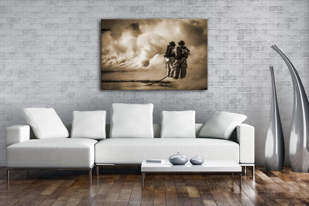 Helden des Feuers - Die Feuerwehr Format: 80x60 Effekt: Sepia als Leinwandbild, Motiv fertig gerahmt