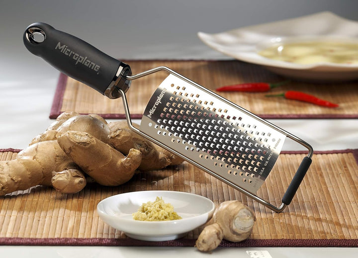 Microplane Küchenreibe Grob für Käse, Karotte, Ingwer, Kokosnuss und Meerrettich in Schwarz mit Edel