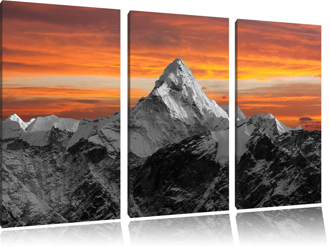 Hoher schneebedeckter Berg bei Sonnenuntergang schwarz/weiss 3-Teiler Leinwandbild 120x80 Bild auf L