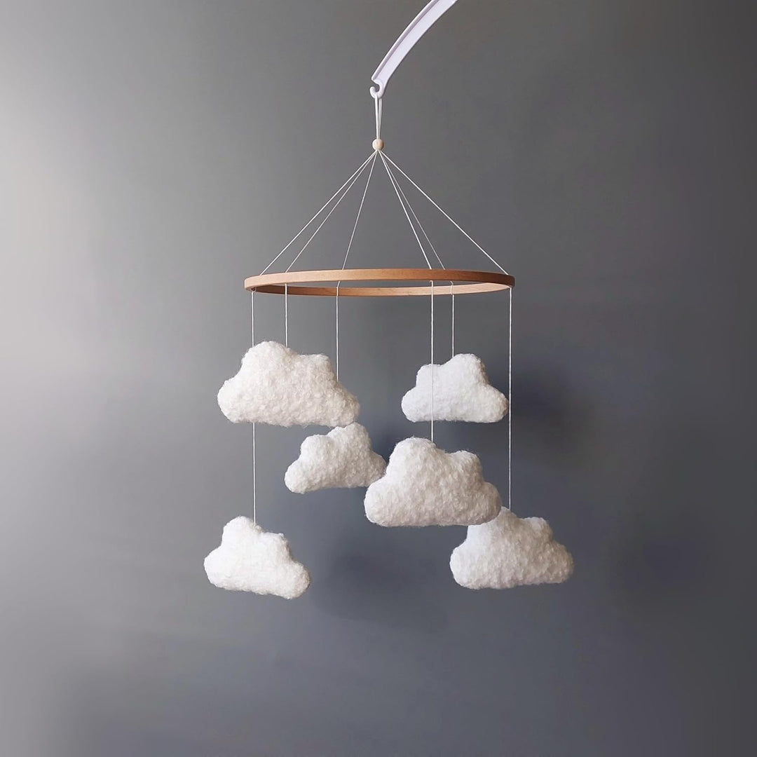 Wolken Baby Mobile aus Bouclé – Handgemachtes Boho Mobile in Neutralfarben – Weisse Deko fürs Babybe