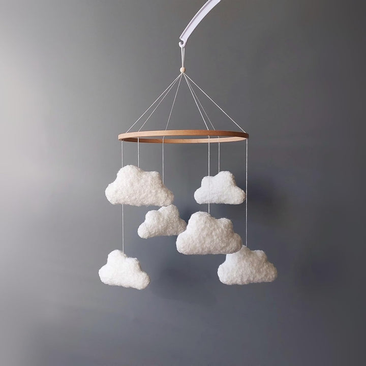 Wolken Baby Mobile aus Bouclé – Handgemachtes Boho Mobile in Neutralfarben – Weisse Deko fürs Babybe