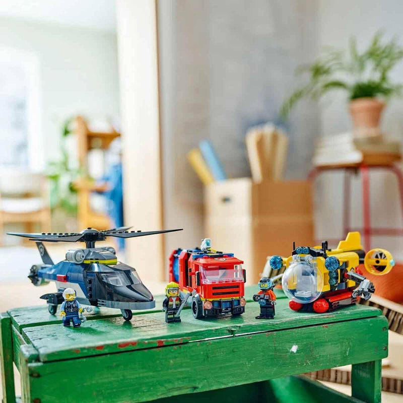 LEGO City Kombinationsset mit Hubschrauber, Löschauto und U-Boot und 3 Minifiguren - Baubare Spielze