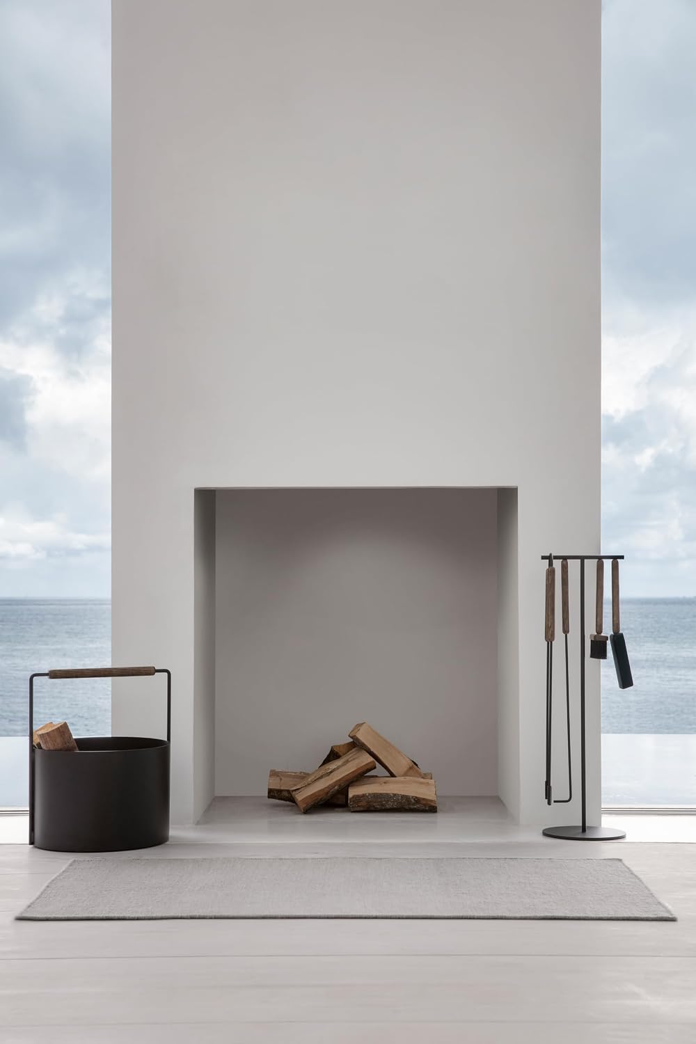 blomus Holzkorb ASHI | Feuerholzkorb mit Griff in Schwarz | 48L x 46B x 42H cm | Karminkorb aus pulv