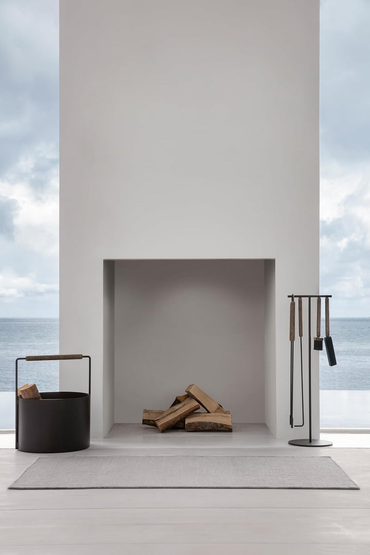 blomus Holzkorb ASHI | Feuerholzkorb mit Griff in Schwarz | 48L x 46B x 42H cm | Karminkorb aus pulv