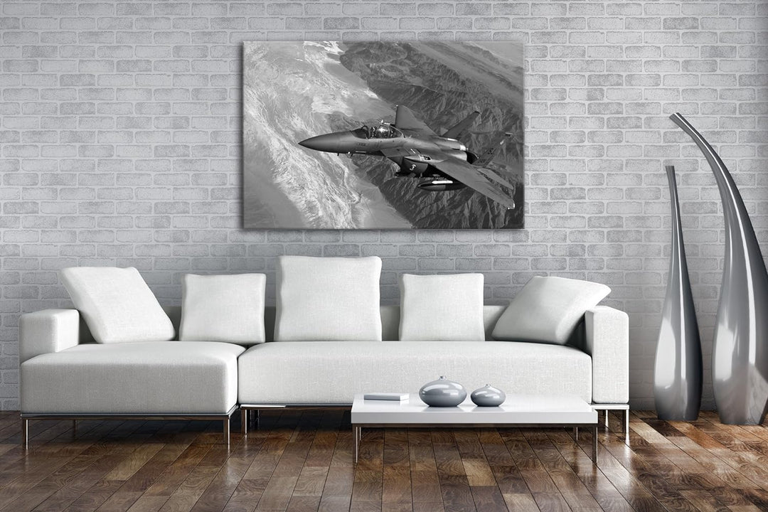 gewaltiger Kampfjet über den Bergen Effekt: Schwarz/Weiss im Format: 80x60 als Leinwandbild, Motiv f