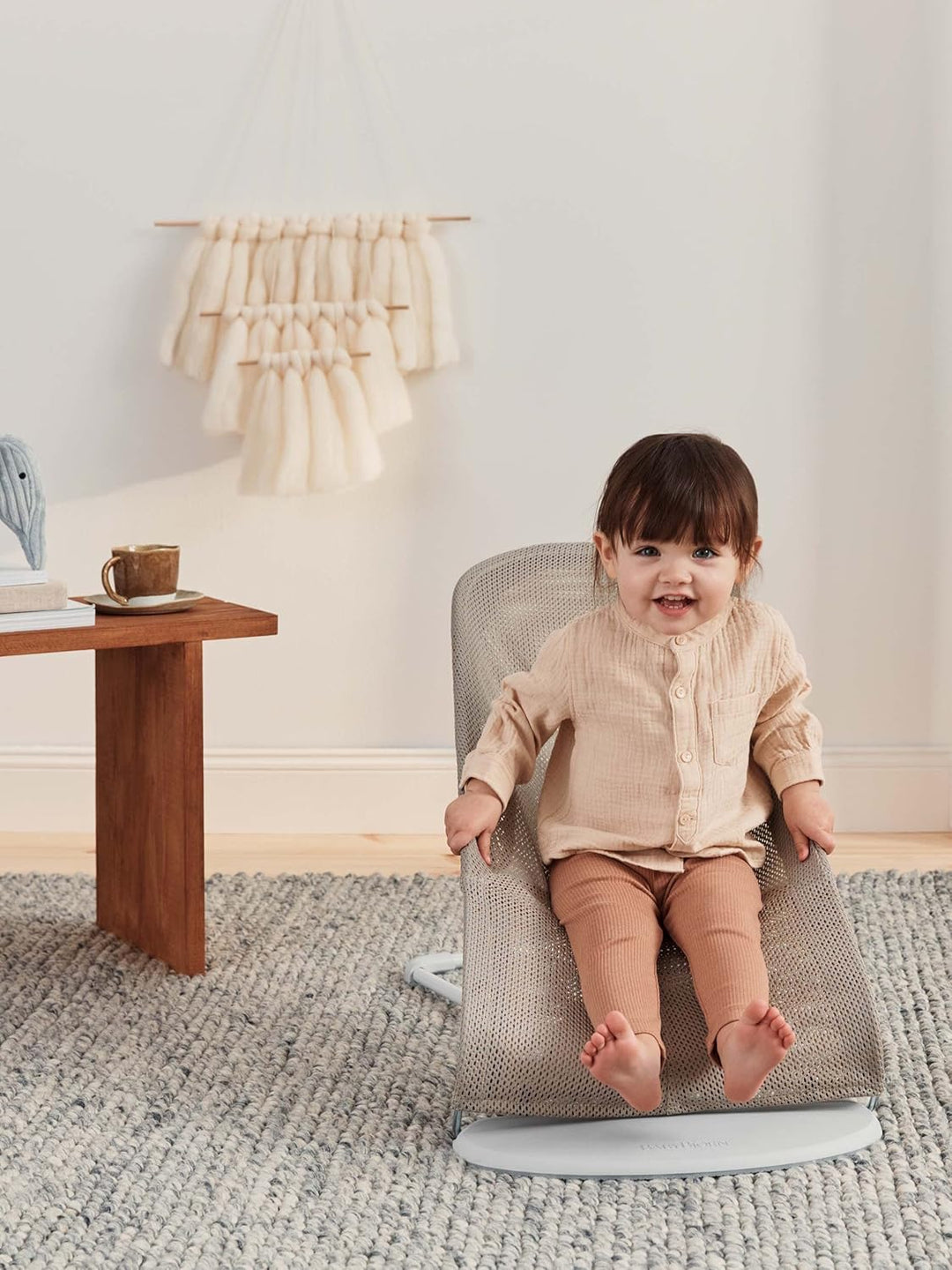 BabyBjörn Babywippe Balance Soft, Hellgrauer Rahmen, Netzstoff, Grau-Beige/Weiss Netzstoff Grau-Beig