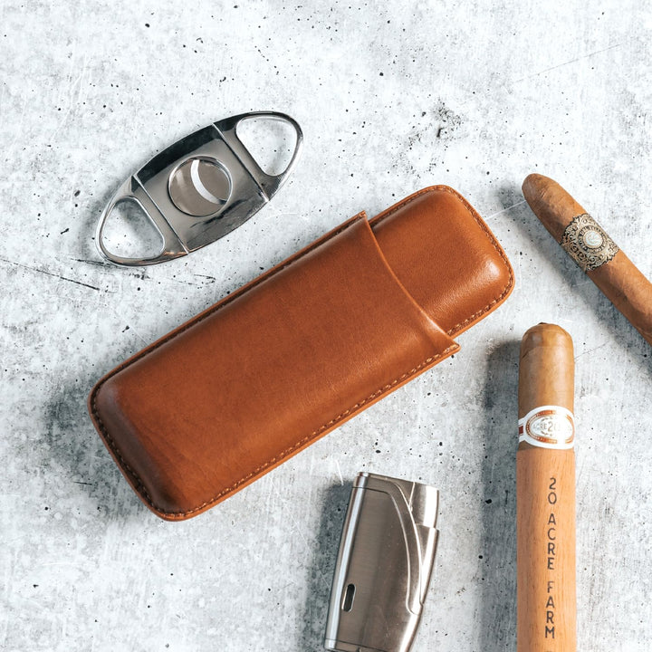 CASE ELEGANCE Zwei Reisezigarrenboxen aus veganem Leder und in Kastanien Braun Monogrammierter Reise