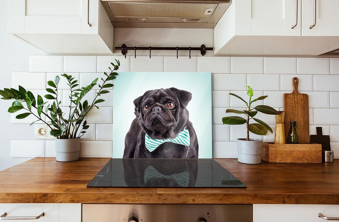 Lustiger Mops mit Fliege Herdabdeckplatte & Spritzschutz aus Echtglas | Für Herd-Kochfelder | 60x52