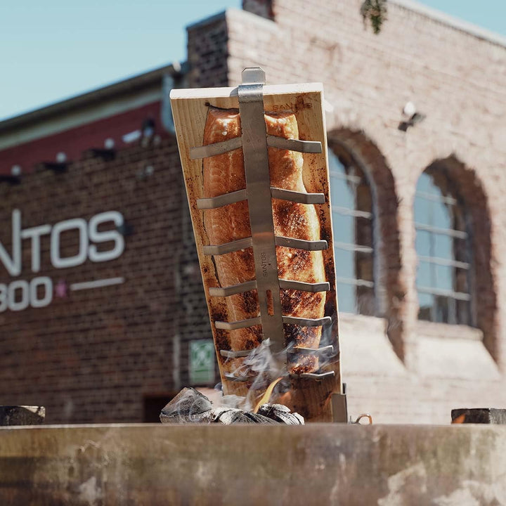 SANTOS Flammlachshalter mit Brett - Flammlachs - Einstellbarer Neigungswinkel - Edelstahl Halterung,