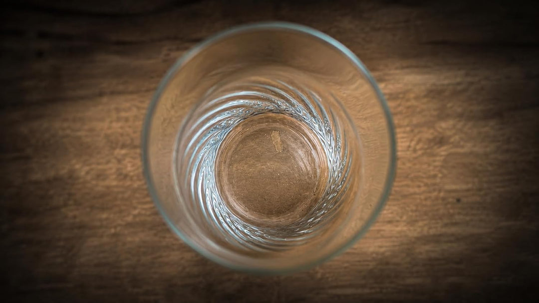 Geriffelte Glas-Karaffe Fonte 1,2L mit Silikondeckel – elegante Trinkkaraffe &amp; stilvoller Vase – ide