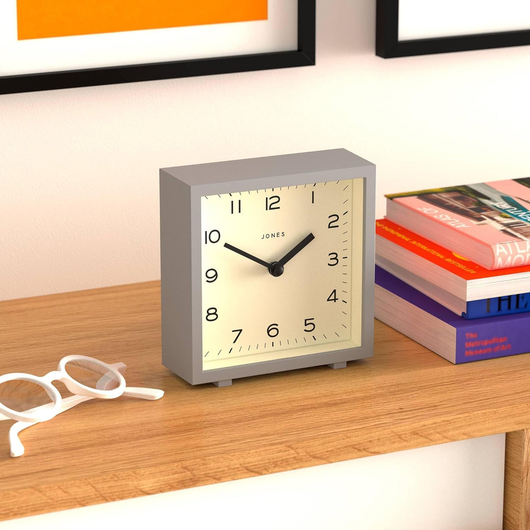 JONES CLOCKS® Disco Tischuhr | Quadratisches Design | Grau | Stilvoll und gut lesbar für Regal, Tisc