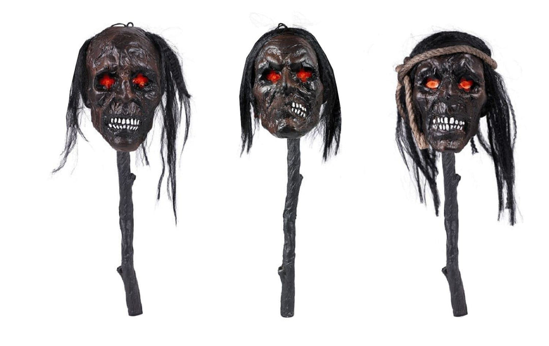 MIMIKRY Voodoo Zepter Grosser Schrumpfkopf mit Haaren und Leuchtaugen auf AST Trophäe Halloween Deko