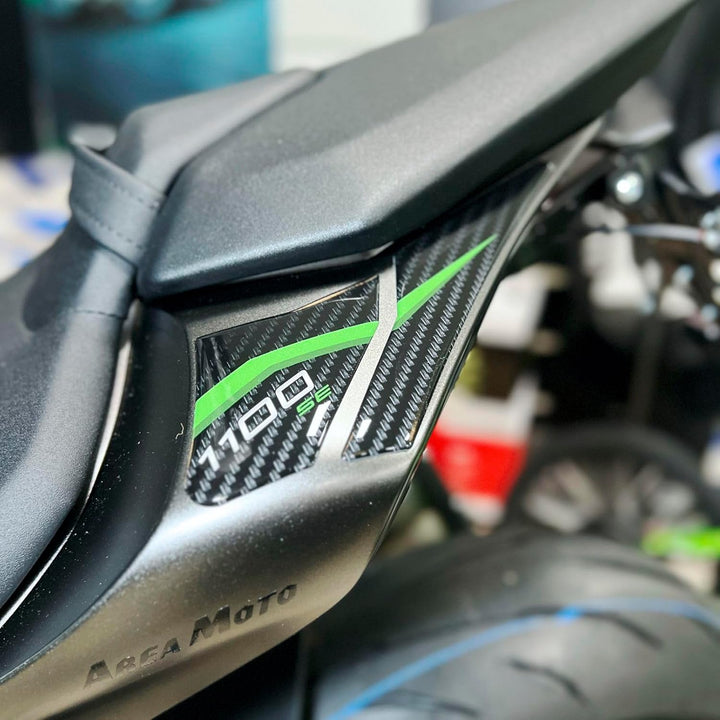 Black Doves Graphics 3D-Aufkleber aus Harz kompatibel mit Kawasaki Z1100 SE 2026 (GY1) | Made in Ita