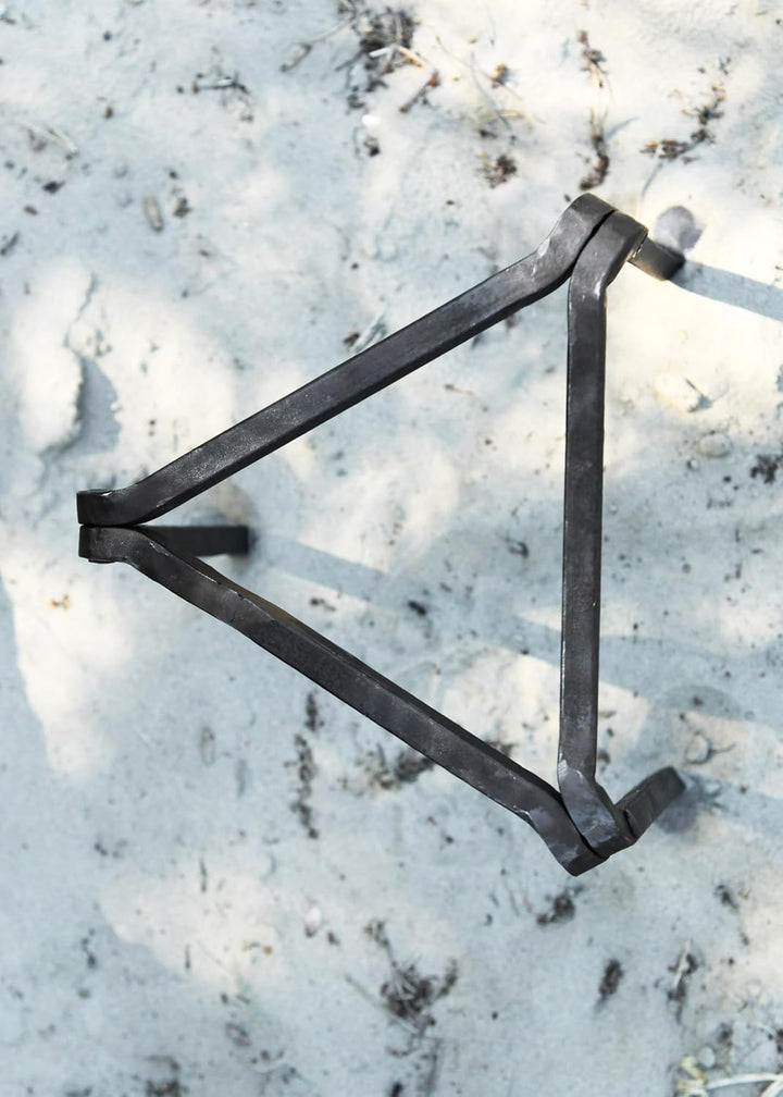 Ulfberth Handgeschmiedetes Dreibein | Pfannenknecht für Lagerfeuer/Dutch Oven | Pfannenrost Dreibein