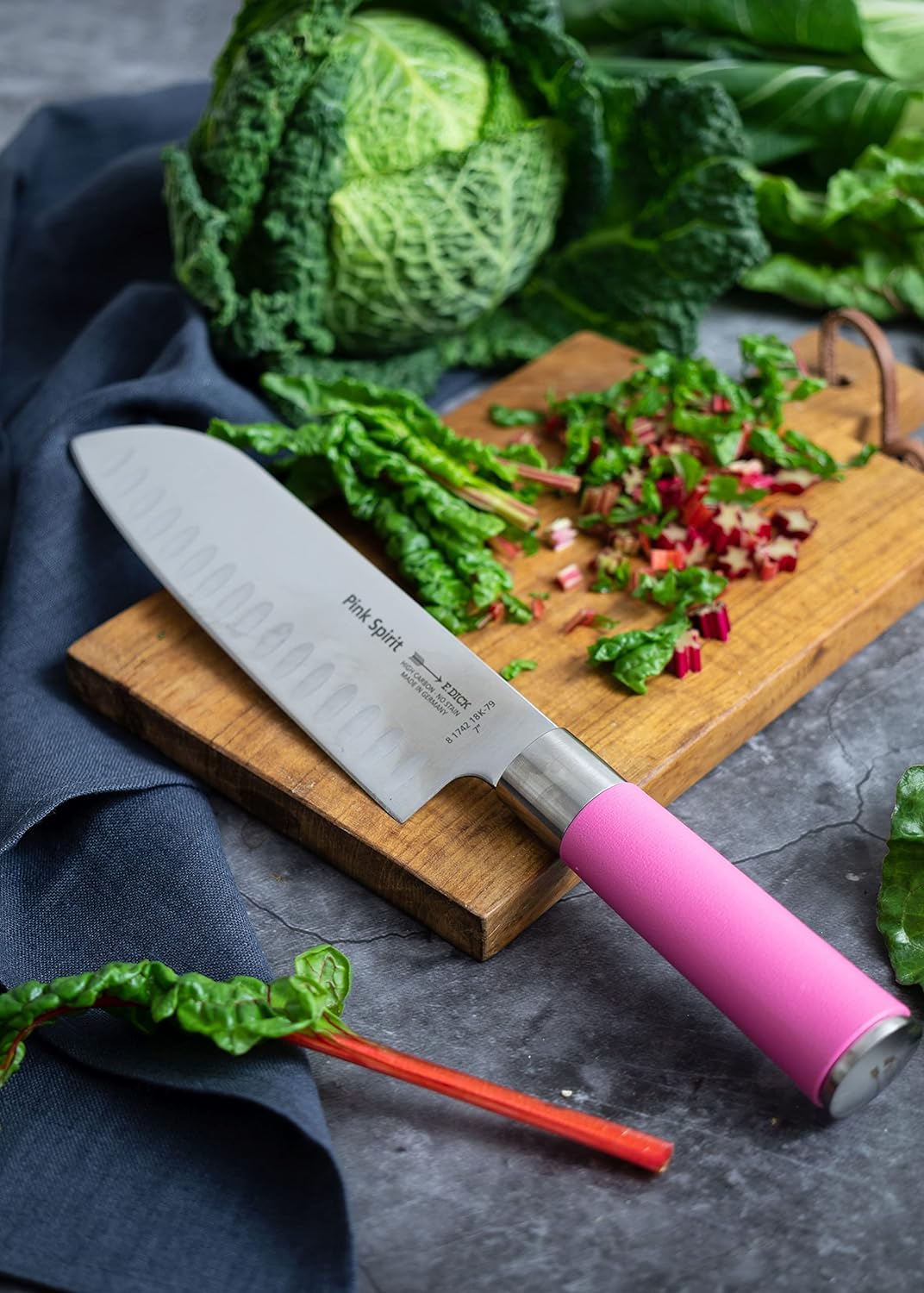 F. DICK Pink Spirit Santoku Messer (Klingenlänge 18 cm, Küchenmesser mit Kullenschliff, aus hochlegi