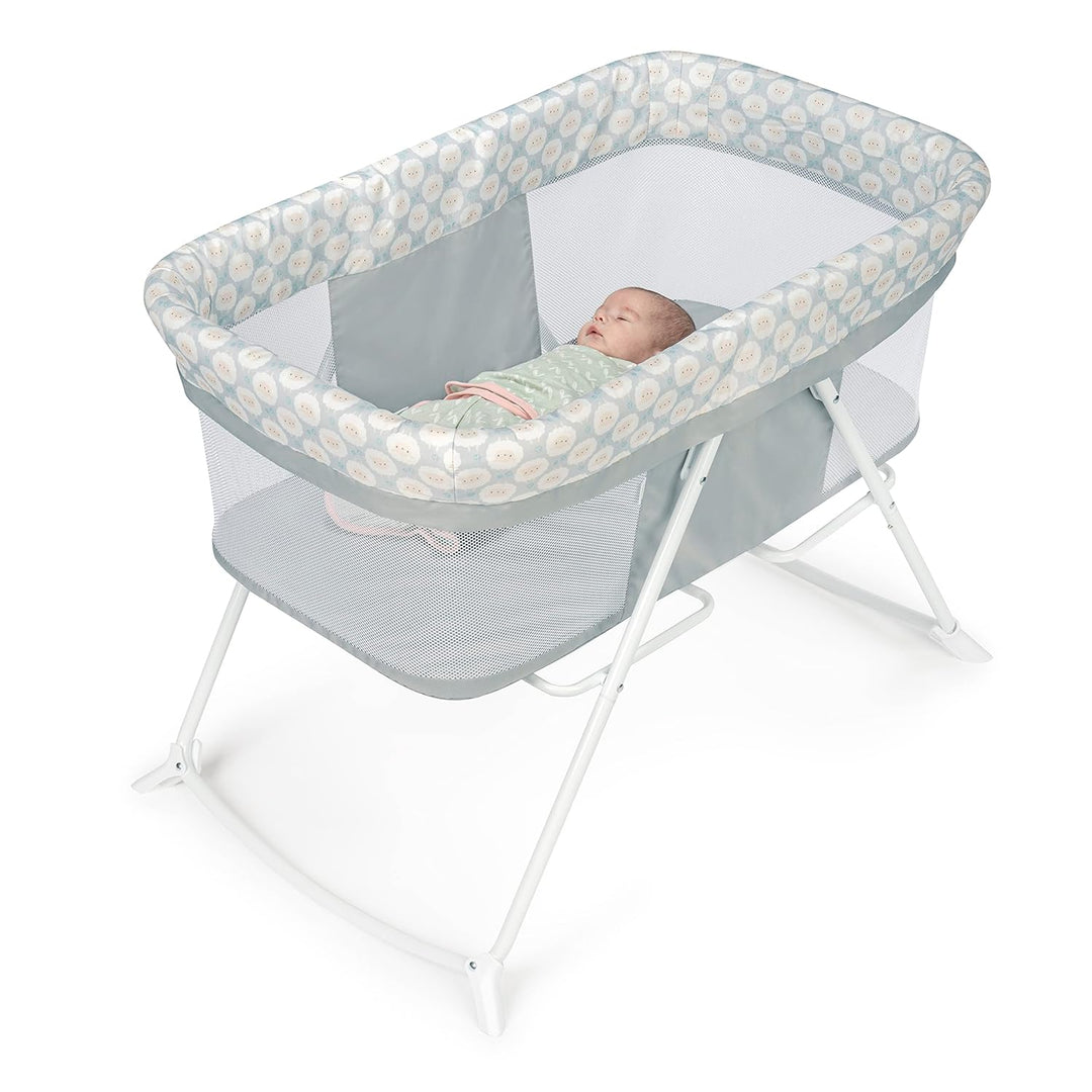 Ingenuity Snooze & Stow Rocking Tragbarer und Faltbarer Stubenwagen - Sheppy - Alter 0+ Monate