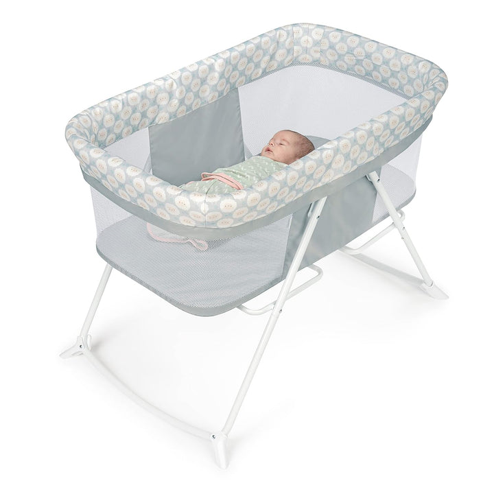 Ingenuity Snooze & Stow Rocking Tragbarer und Faltbarer Stubenwagen - Sheppy - Alter 0+ Monate